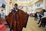 Хасанбой БОЛТУБАЕВ расставляет блюда на столе, зазывает гостей.
