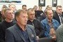 Ветераны заинтересованно слушают выступления товарищей.