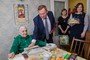Валентин ЛАППО подарил ровеснице века книгу об истории Железнодорожного района.