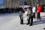 Валентин ЛАППО вручает приз самому юному участнику Ивану БУЛАТОВУ.