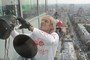 Ален РОБЕР взбирается на БЦ «Высоцкий» в Екатеринбурге.