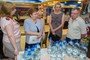 Эксперты дегустируют минеральную воду.