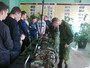 Курсанты демонстрируют студентам состоящие на вооружении средства связи.