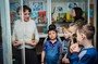 Ирина МАЙБУРОВА с юными экскурсантами на выставке.