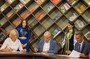 Момент подписания документа о сотрудничестве между журналистами и национальными общинами.
